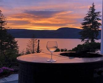 Semi-lake front on Shuswap lake with private beach dock and bouy. - Blind Bay - Vista del exterior