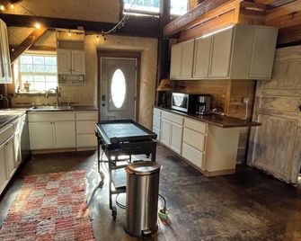 Cozy cabin on Jasper side of Smith Lake. Close to all amenities! - Jasper - Kitchen