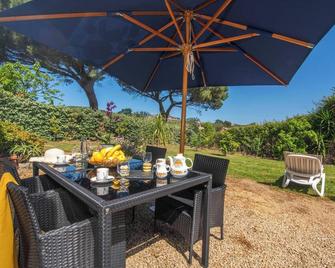 La Sciumara With Beach Access - Cannigione - Patio