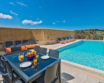 The Arches Holiday Home - Kerċem - Piscina
