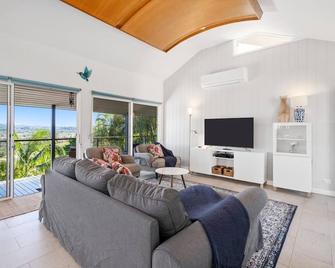 Paradise Palms - Resort Retreat with Panoramic Views - Terranora - Living room