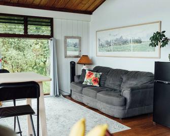 Cozy cottage nestled on our 5 acre Organic fruit farm - Hana - Living room