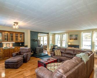 Whispering Waters Farmhouse and Wedding Barn - Paris - Sala de estar