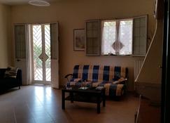 Delightful villa just steps from the airport - Bari - Sala de estar