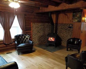 Authentic Log Cabin in the Southern Ozark Mountains with hot tub - Mountain Home