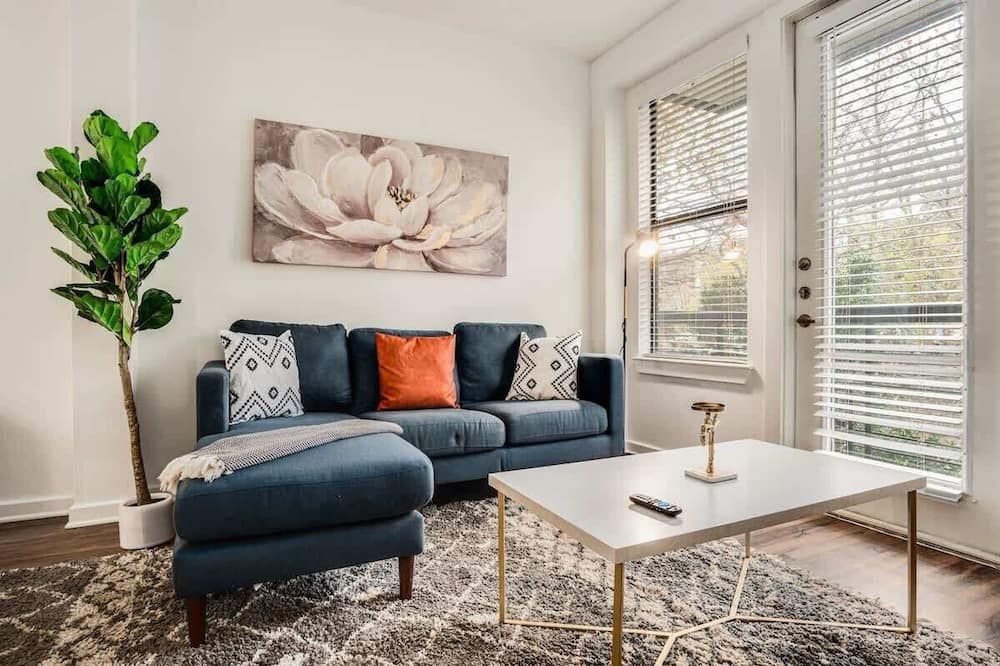 Boulevard Stays Walk To Downtown 2br Soco Pool Parking Gym 05 - أوستن - غرفة معيشة
