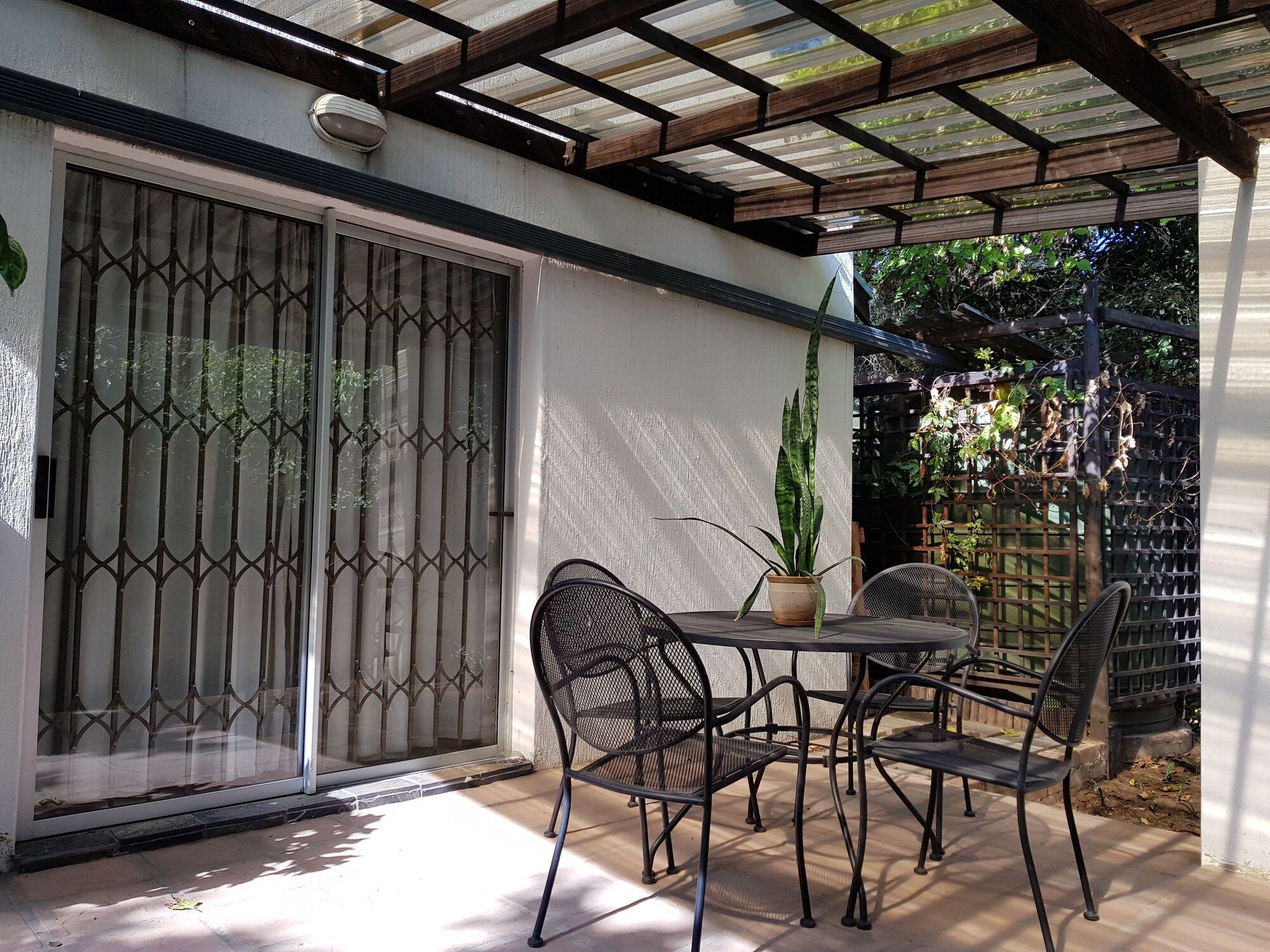 Six Valk Avenue Guest House thumbnail 3
