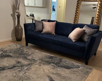 Cozy 3/2 King Bed with room for RV/Boat storage. Pet Friendly - Ruskin - Obývací pokoj