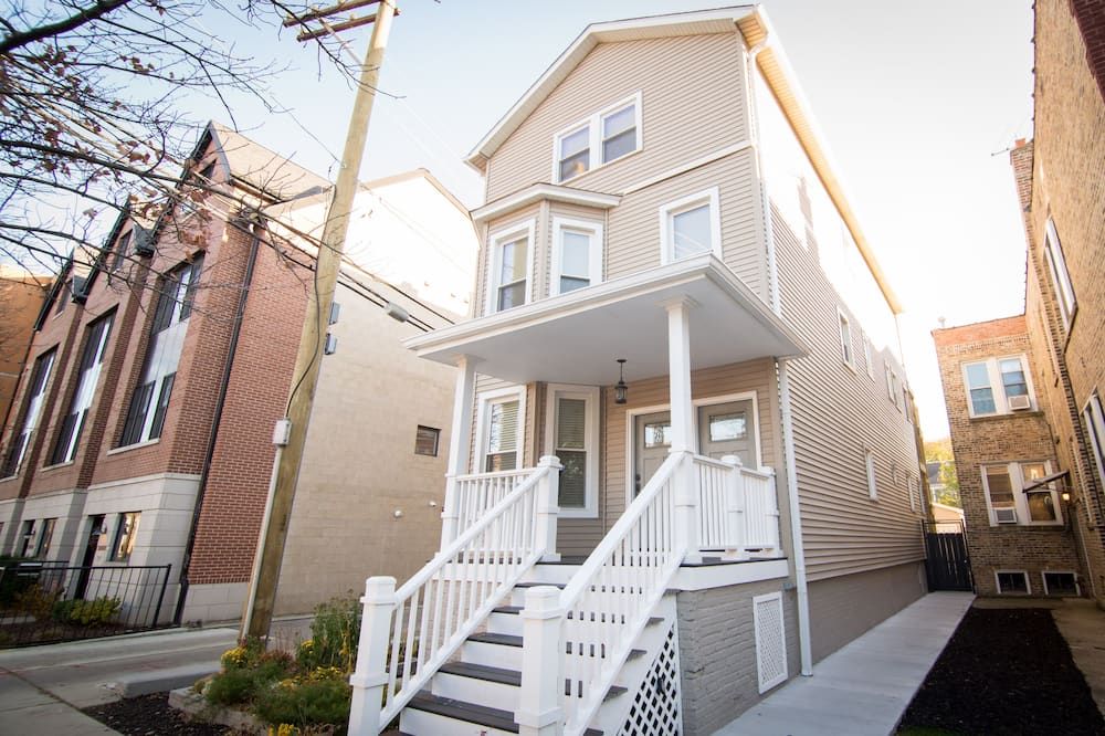 North Center - Modern, Safe, Family-Friendly, Solar-Powered Apartment - Chicago - Building