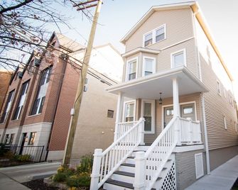 North Center - Modern, Safe, Family-Friendly, Solar-Powered Apartment - Chicago - Building