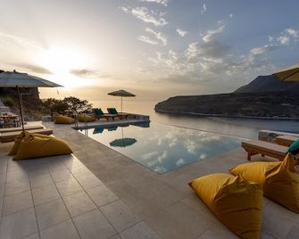 Villa ARIS with shared pool, exposed position over the sea, Peloponnese - Limeni