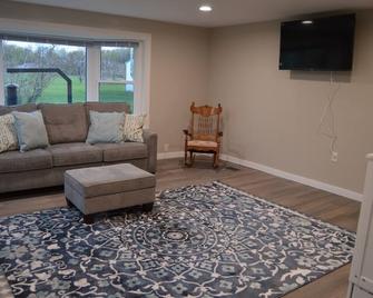 Apple View- Quiet, handicap accessible country home with a hot tub! - Sodus - Living room