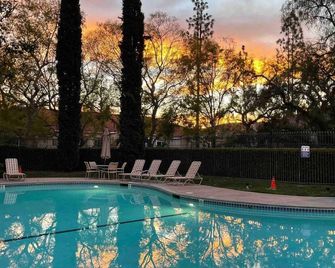 Cozy 2-bedroom condo with WiFi, fitness room in charming Aliso Viejo - Aliso Viejo - Pool