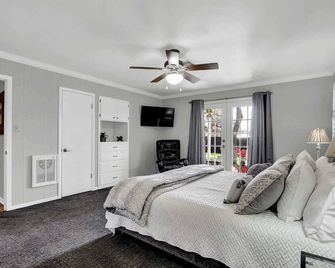 Candlelight Cove - Fire Pit & Close to Main - Fredericksburg - Habitación