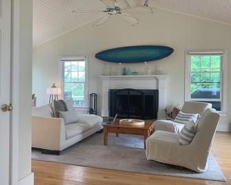 Fantastic 4 Bedroom House - Montauk - Living room