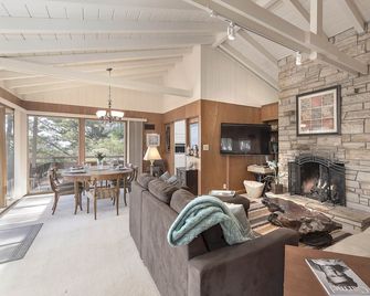 3596 Forest Hideaway ~ Distant Ocean Views - Carmel-by-the-Sea - Living room