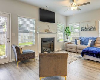 Walk to Dog Park & Playground: Hampton Haven! - Hampton - Living room