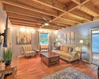 Roamer's Respite - A Prime Location with Scenic Views For Your Ultimate Retreat - Sylva - Wohnzimmer