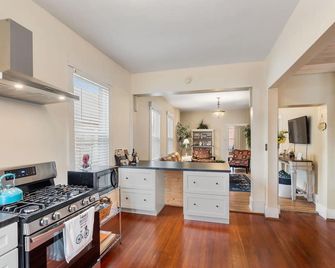 Katy Trail Cottage - 3-Bedroom in Downtown Boonville - Close to The Katy Trail - Boonville - Кухня