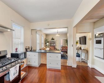 Katy Trail Cottage - 3-Bedroom in Downtown Boonville - Close to The Katy Trail - Boonville - Кухня