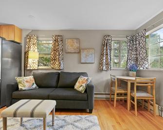 Beautiful Carriage House - Near Botanical Gardens-On site parking - דנבר - סלון