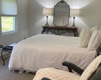 Gorgeous Waterfront Lake House near Sandbanks Beach with Kayaks and Beach Pass. - Prince Edward - Chambre