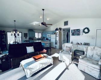 Private Retreat! 200 private gated acres with two ponds. \n - Raeford - Sala de estar