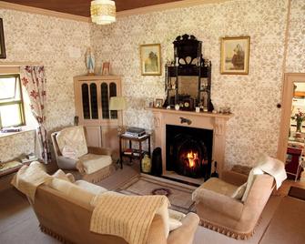 Old Style Traditional Irish Farmhouse with mod - cons, also Wifi included free. - Limerick Junction
