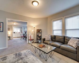 5 Mi to Dtwn Pittsburgh Apt with Balcony - Pittsburgh - Sala de estar