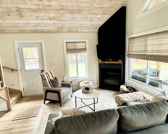 The Chutes Chalet- 4 Season River Front with Hot Tub! - Fort-Coulonge - Living room