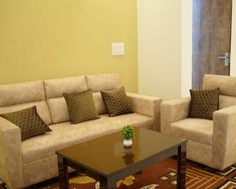 Harmony Haven: Comfortable 3 Bhk Haven For All - Chandigarh - Living room