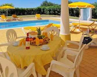 Stunning private villa for 6 guests with private pool, A/C, WIFI, TV, terrace and parking - Paderne - Piscina