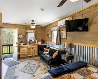 The Fire Cabin sets in the heart of the beautiful Moravian Falls - Moravian Falls - Sala de estar