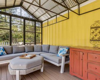 Sailors Rest - Marblehead - Living room