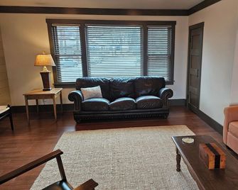 Okoboji Lake House - Okoboji - Obývací pokoj