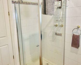 Wombat Cottage Albury - Glenroy - Bathroom
