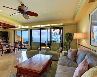 Ultimate Beachfront Retreat: Makena Surf E204 - Prime Location & Amazing Views! - Makena - 客廳