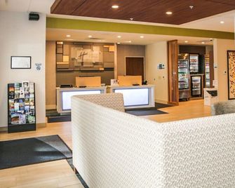 Holiday Inn Express & Suites Kingston-Ulster By IHG - Lake Katrine - Front desk