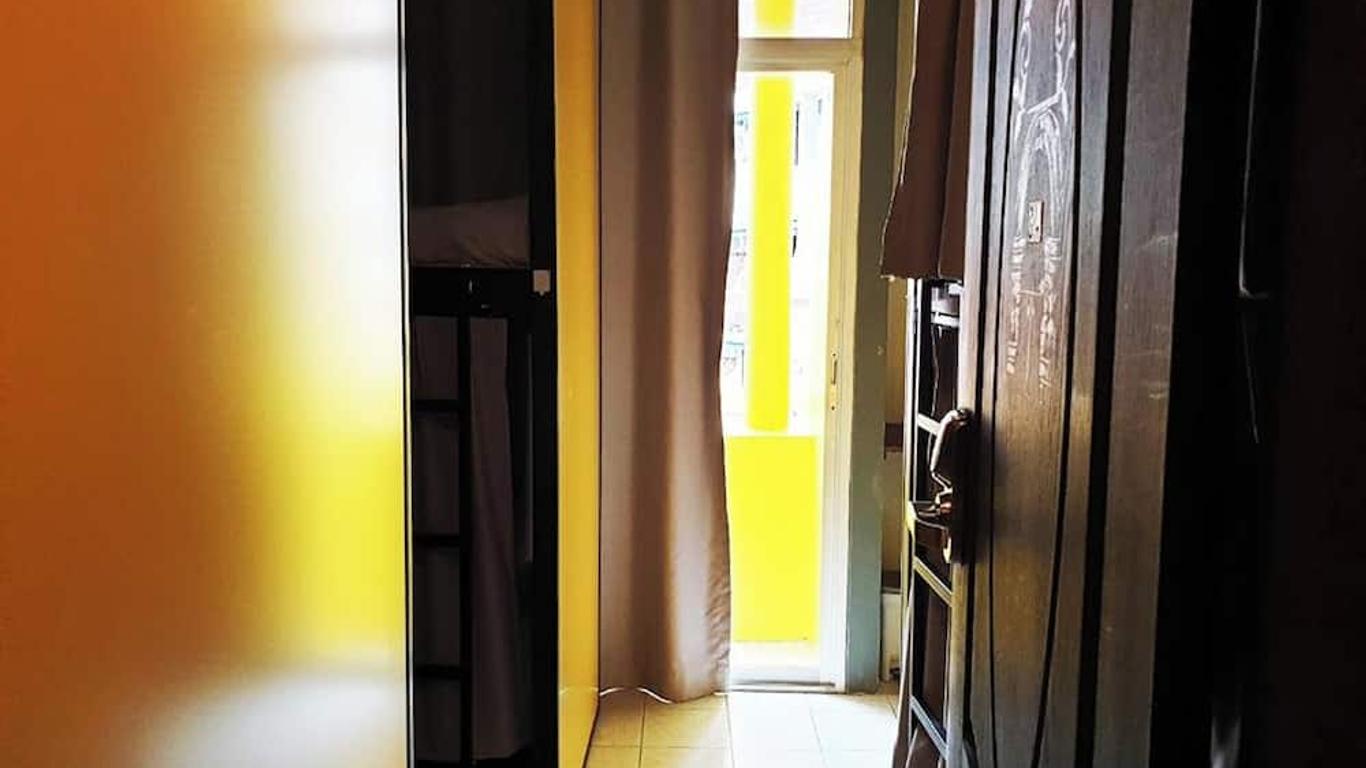 Beehive Phuket Old Town Hostel