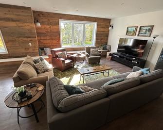 Lakefront Driftwood Hideaway Private & Serene - Calabogie - Living room