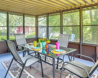 1 Mi to Dtwn Waycross: Home w/ Furnished Porch - Waycross - Essbereich