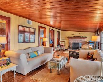 Nature's Nest Lake House - Lake Wales - Living room