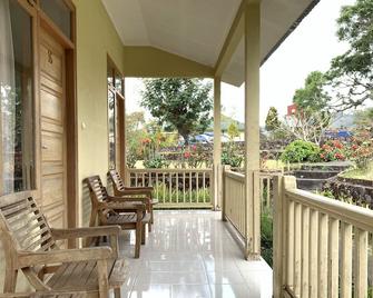 Lembah Rinjani Villa & Resto Syariah by ecommerceloka - Sembalunlawang - Balcony