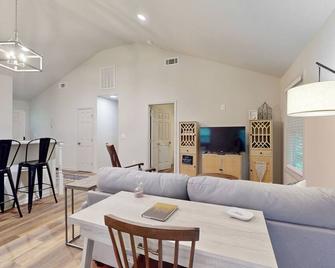 Dog friendly private mountain cottage with large outdoor deck - Clayton - Living room