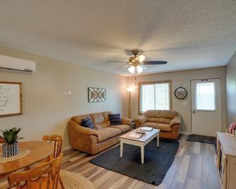 'sacajawea Suite 1' w/ Deck in Heart of Medora! - Medora - Wohnzimmer