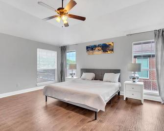 Completely Renovated House with Swimming Pool - Frisco - Bedroom