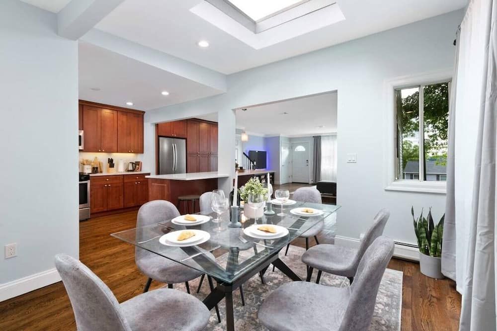 New Stylish Beach Home near Stamford Downtown/Cove Beach/ 40 min to NYC - ستامفورد - غرفة طعام