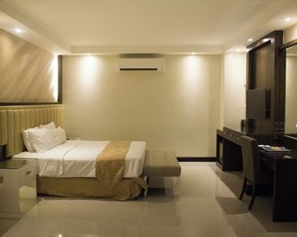 Crown Royale Hotel - Balanga - Habitación