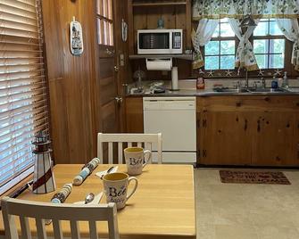 Cheerful 2 Bedroom Cottage on the Inner Banks - Edenton - Kitchen