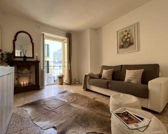 La Finestra Sul Molo - By Myhomeincomo - Torno - Wohnzimmer